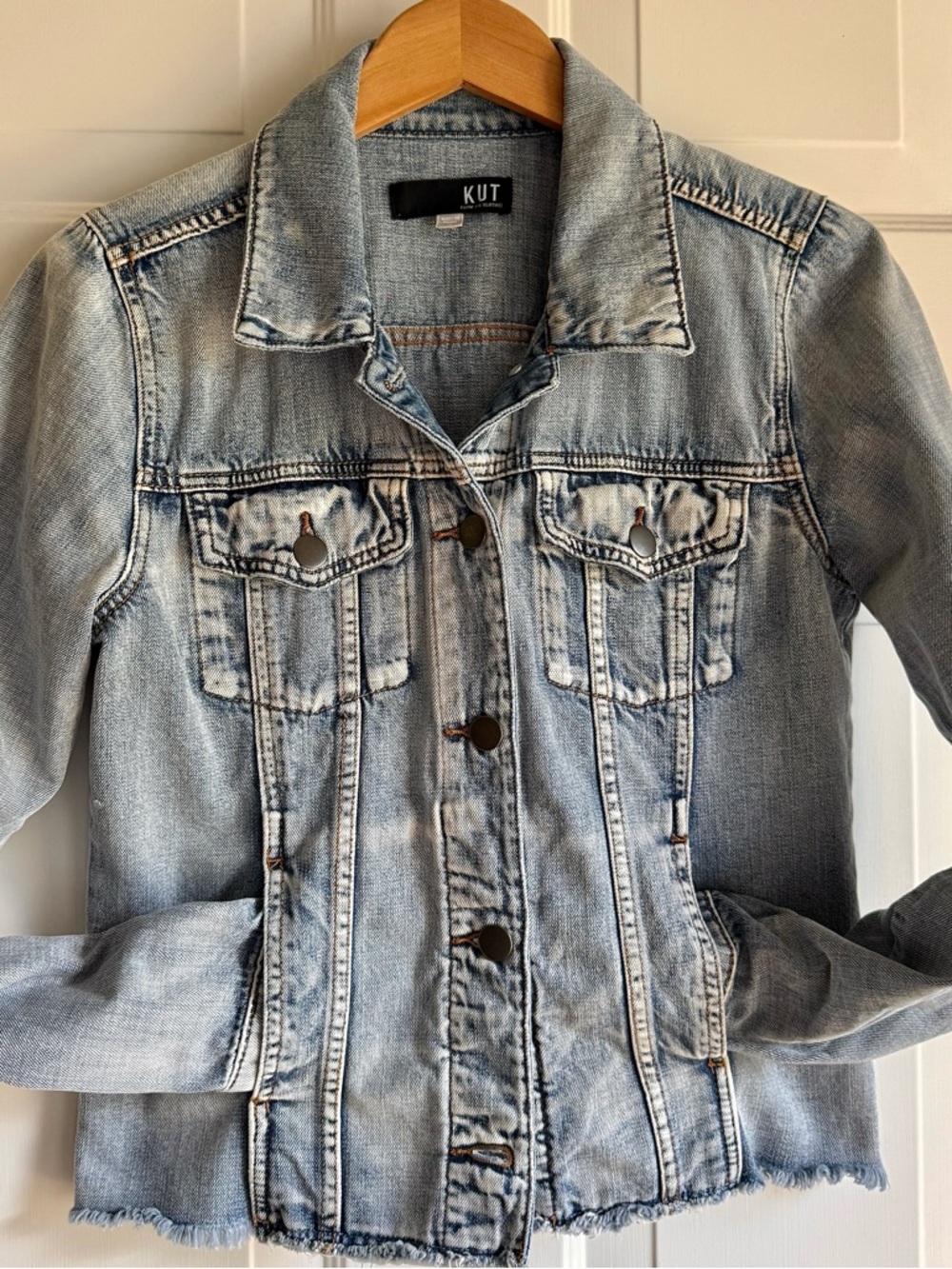 Kut from the Kloth Women's Light Wash Denim Jean Jacket - Faded Blue